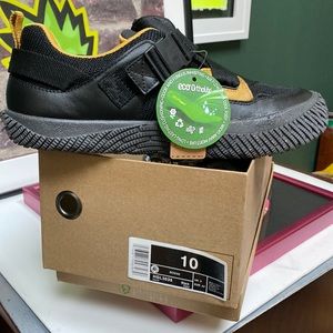 Hybrid Green Label Rowan size 10. Brand New